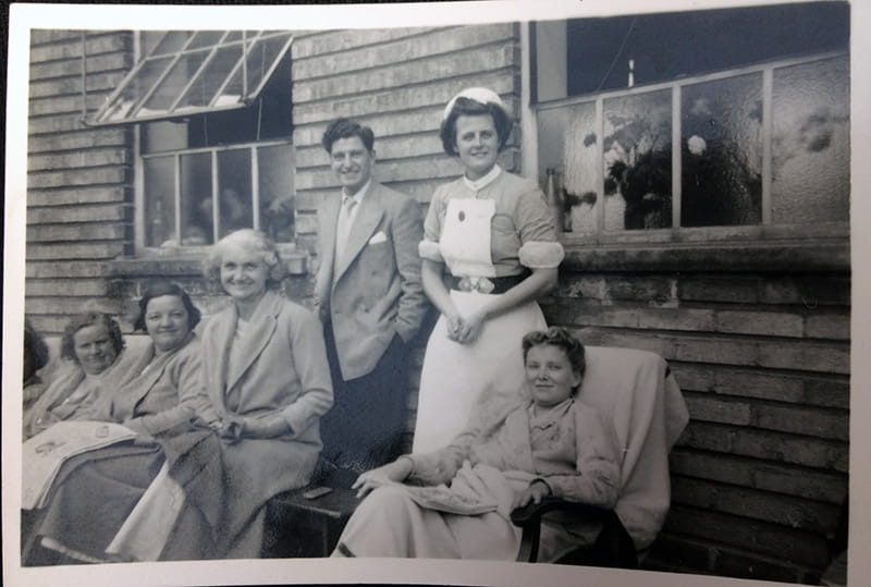 Prof Harold Ellis with surgical patients at the Radcliffe Hospital in 1948